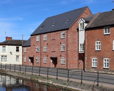 Fig 7.4: An example of a new block of flats in Bourne which reflects the materials, windows and form typical of surrounding historical precedents